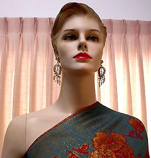 a beautiful VINTAGE COSTUME ESTATE ANTIQUE JEWELRY EARRINGS unsigned