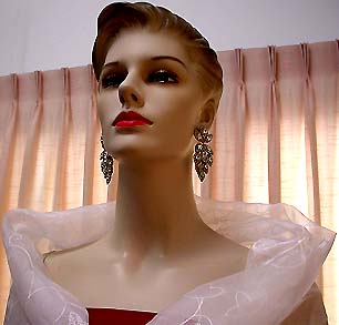 a beautiful VINTAGE COSTUME ESTATE ANTIQUE JEWELRY EARRINGS unsigned