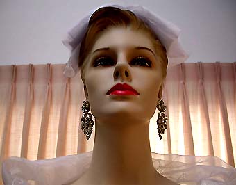 a beautiful VINTAGE COSTUME ESTATE ANTIQUE JEWELRY EARRINGS unsigned