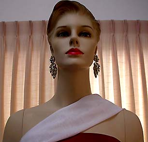 a beautiful VINTAGE COSTUME ESTATE ANTIQUE JEWELRY EARRINGS unsigned