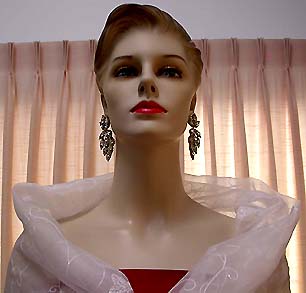 a beautiful VINTAGE COSTUME ESTATE ANTIQUE JEWELRY EARRINGS unsigned