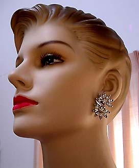 a beautiful VINTAGE COSTUME ESTATE ANTIQUE JEWELRY EARRINGS unsigned