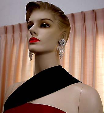 a beautiful VINTAGE COSTUME ESTATE ANTIQUE JEWELRY EARRINGS unsigned