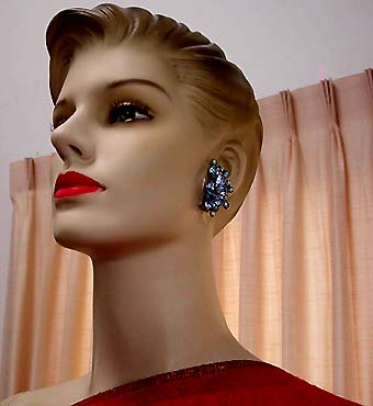 a beautiful VINTAGE COSTUME ESTATE ANTIQUE JEWELRY EARRINGS unsigned