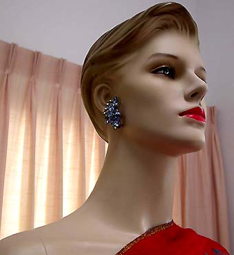 a beautiful VINTAGE COSTUME ESTATE ANTIQUE JEWELRY EARRINGS unsigned