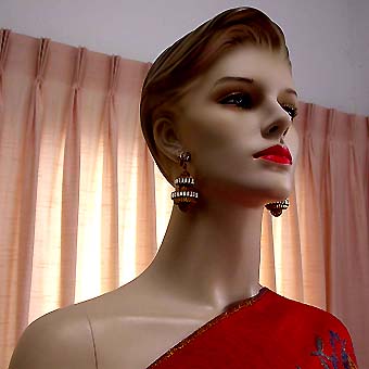 a beautiful VINTAGE COSTUME ESTATE ANTIQUE JEWELRY EARRINGS unsigned