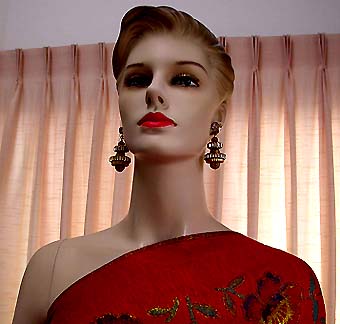 a beautiful VINTAGE COSTUME ESTATE ANTIQUE JEWELRY EARRINGS unsigned