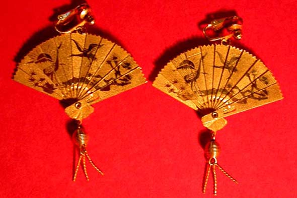 a beautiful VINTAGE COSTUME ESTATE ANTIQUE JEWELRY EARRINGS unsigned