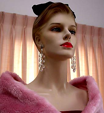 a beautiful VINTAGE COSTUME ESTATE ANTIQUE JEWELRY EARRINGS unsigned