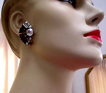 a beautiful VINTAGE COSTUME ESTATE ANTIQUE JEWELRY EARRINGS unsigned