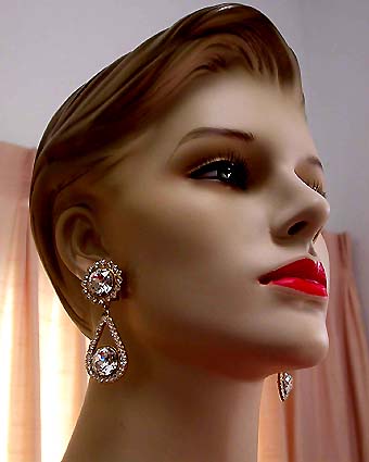 a beautiful VINTAGE COSTUME ESTATE ANTIQUE JEWELRY EARRINGS unsigned