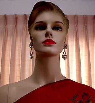 a beautiful VINTAGE COSTUME ESTATE ANTIQUE JEWELRY EARRINGS unsigned