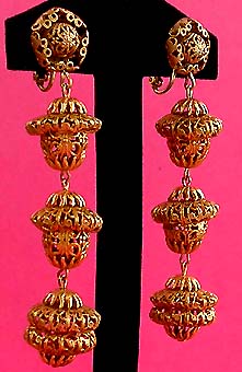 a beautiful VINTAGE COSTUME ESTATE ANTIQUE JEWELRY EARRINGS unsigned