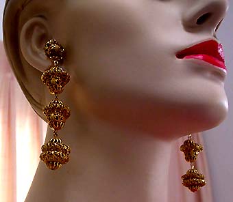 a beautiful VINTAGE COSTUME ESTATE ANTIQUE JEWELRY EARRINGS unsigned