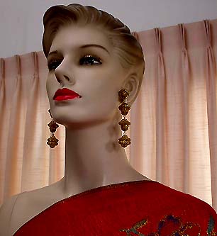 a beautiful VINTAGE COSTUME ESTATE ANTIQUE JEWELRY EARRINGS unsigned