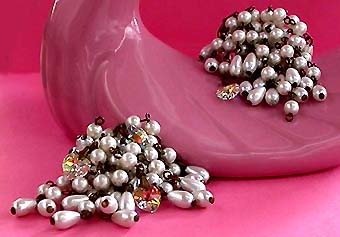 a beautiful VINTAGE COSTUME ESTATE ANTIQUE JEWELRY EARRINGS unsigned