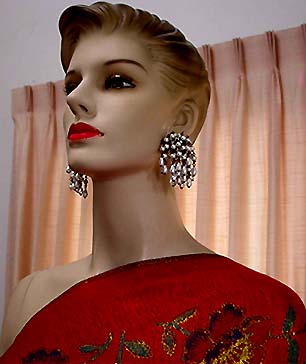 a beautiful VINTAGE COSTUME ESTATE ANTIQUE JEWELRY EARRINGS unsigned