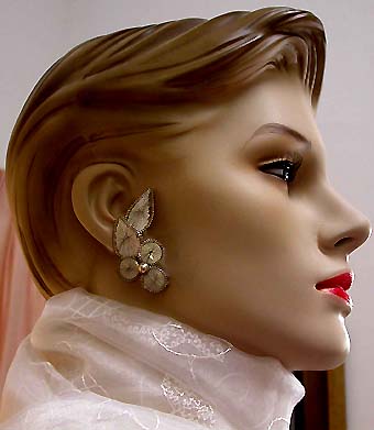a beautiful VINTAGE COSTUME ESTATE ANTIQUE JEWELRY EARRINGS unsigned