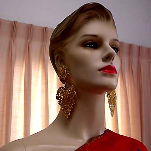 a beautiful VINTAGE COSTUME ESTATE ANTIQUE JEWELRY EARRINGS unsigned