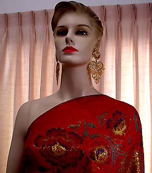 a beautiful VINTAGE COSTUME ESTATE ANTIQUE JEWELRY EARRINGS unsigned