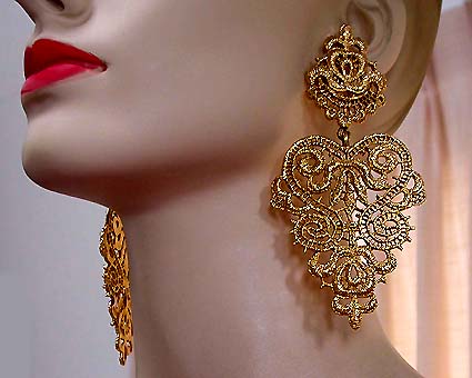 a beautiful VINTAGE COSTUME ESTATE ANTIQUE JEWELRY EARRINGS unsigned