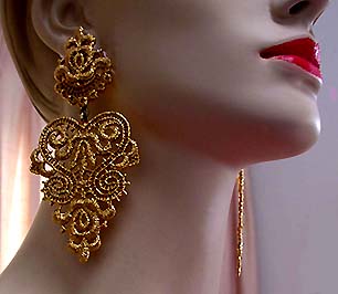 a beautiful VINTAGE COSTUME ESTATE ANTIQUE JEWELRY EARRINGS unsigned