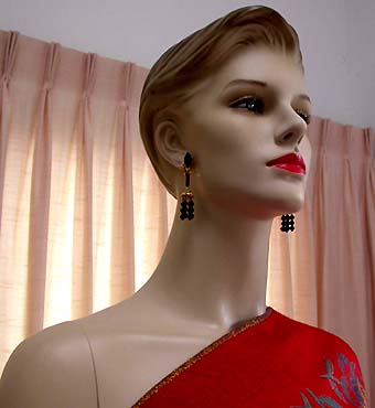 a beautiful VINTAGE COSTUME ESTATE ANTIQUE JEWELRY EARRINGS unsigned