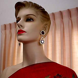 a beautiful VINTAGE COSTUME ESTATE ANTIQUE JEWELRY EARRINGS unsigned