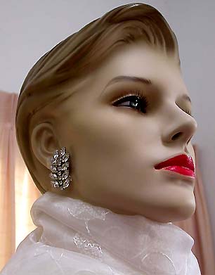 a beautiful VINTAGE COSTUME ESTATE ANTIQUE JEWELRY EARRINGS unsigned