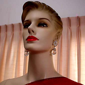 a beautiful VINTAGE COSTUME ESTATE ANTIQUE JEWELRY EARRINGS unsigned