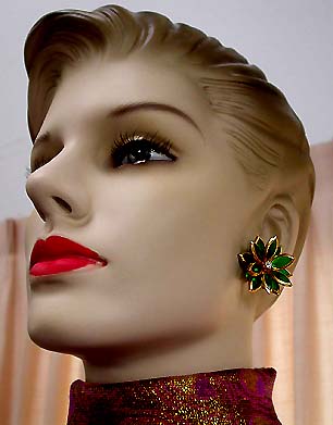 a beautiful VINTAGE COSTUME ESTATE ANTIQUE JEWELRY EARRINGS unsigned