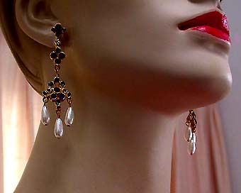 a beautiful VINTAGE COSTUME ESTATE ANTIQUE JEWELRY EARRINGS unsigned