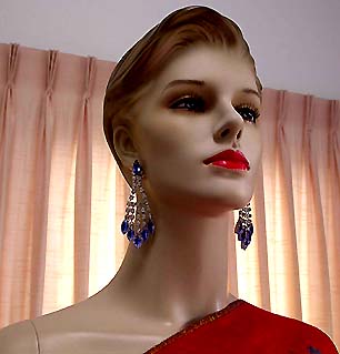 a beautiful VINTAGE COSTUME ESTATE ANTIQUE JEWELRY EARRINGS unsigned