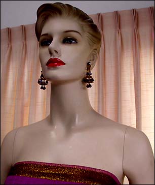 a beautiful VINTAGE COSTUME ESTATE ANTIQUE JEWELRY EARRINGS unsigned