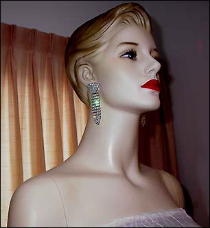 a beautiful VINTAGE COSTUME ESTATE ANTIQUE JEWELRY EARRINGS unsigned