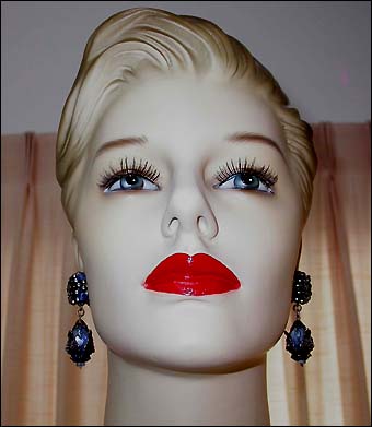 a beautiful VINTAGE COSTUME ESTATE ANTIQUE JEWELRY EARRINGS unsigned
