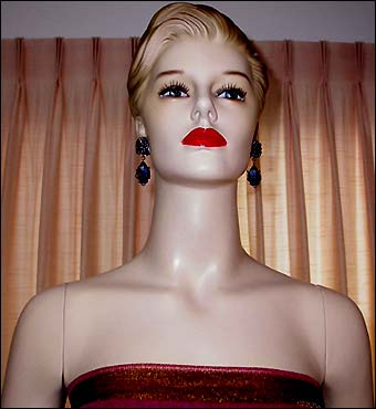 a beautiful VINTAGE COSTUME ESTATE ANTIQUE JEWELRY EARRINGS unsigned