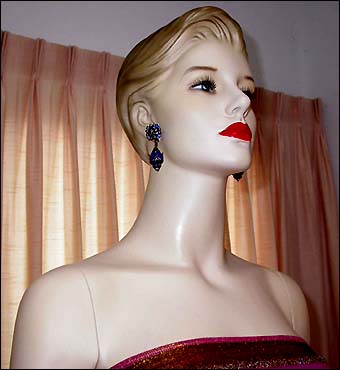 a beautiful VINTAGE COSTUME ESTATE ANTIQUE JEWELRY EARRINGS unsigned
