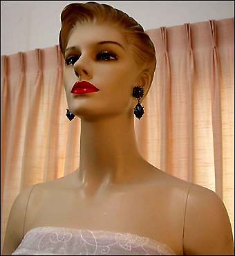 a beautiful VINTAGE COSTUME ESTATE ANTIQUE JEWELRY EARRINGS unsigned