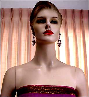 a beautiful VINTAGE COSTUME ESTATE ANTIQUE JEWELRY EARRINGS unsigned