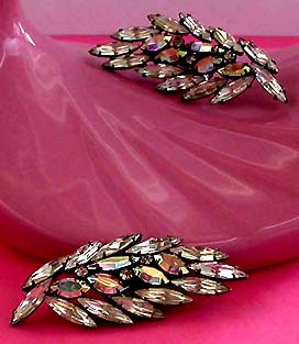 a beautiful VINTAGE COSTUME ESTATE ANTIQUE JEWELRY EARRINGS unsigned