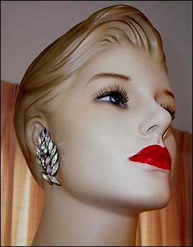 a beautiful VINTAGE COSTUME ESTATE ANTIQUE JEWELRY EARRINGS unsigned