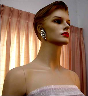 a beautiful VINTAGE COSTUME ESTATE ANTIQUE JEWELRY EARRINGS unsigned