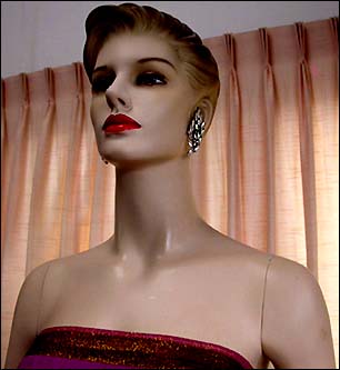 a beautiful VINTAGE COSTUME ESTATE ANTIQUE JEWELRY EARRINGS unsigned