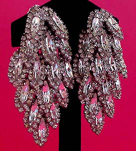 a beautiful VINTAGE COSTUME ESTATE ANTIQUE JEWELRY EARRINGS unsigned