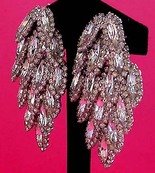 a beautiful VINTAGE COSTUME ESTATE ANTIQUE JEWELRY EARRINGS unsigned