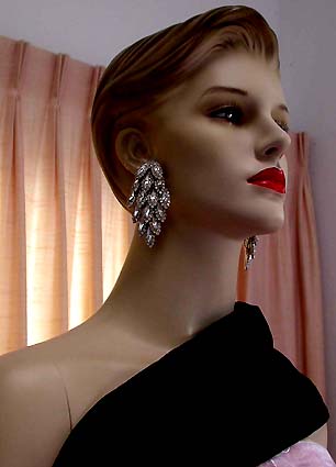 a beautiful VINTAGE COSTUME ESTATE ANTIQUE JEWELRY EARRINGS unsigned