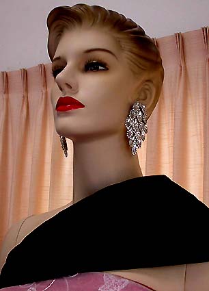 a beautiful VINTAGE COSTUME ESTATE ANTIQUE JEWELRY EARRINGS unsigned
