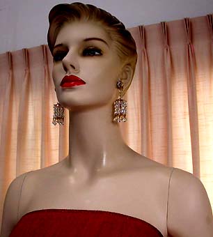 a beautiful VINTAGE COSTUME ESTATE ANTIQUE JEWELRY EARRINGS unsigned