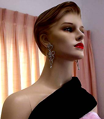 a beautiful VINTAGE COSTUME ESTATE ANTIQUE JEWELRY EARRINGS unsigned